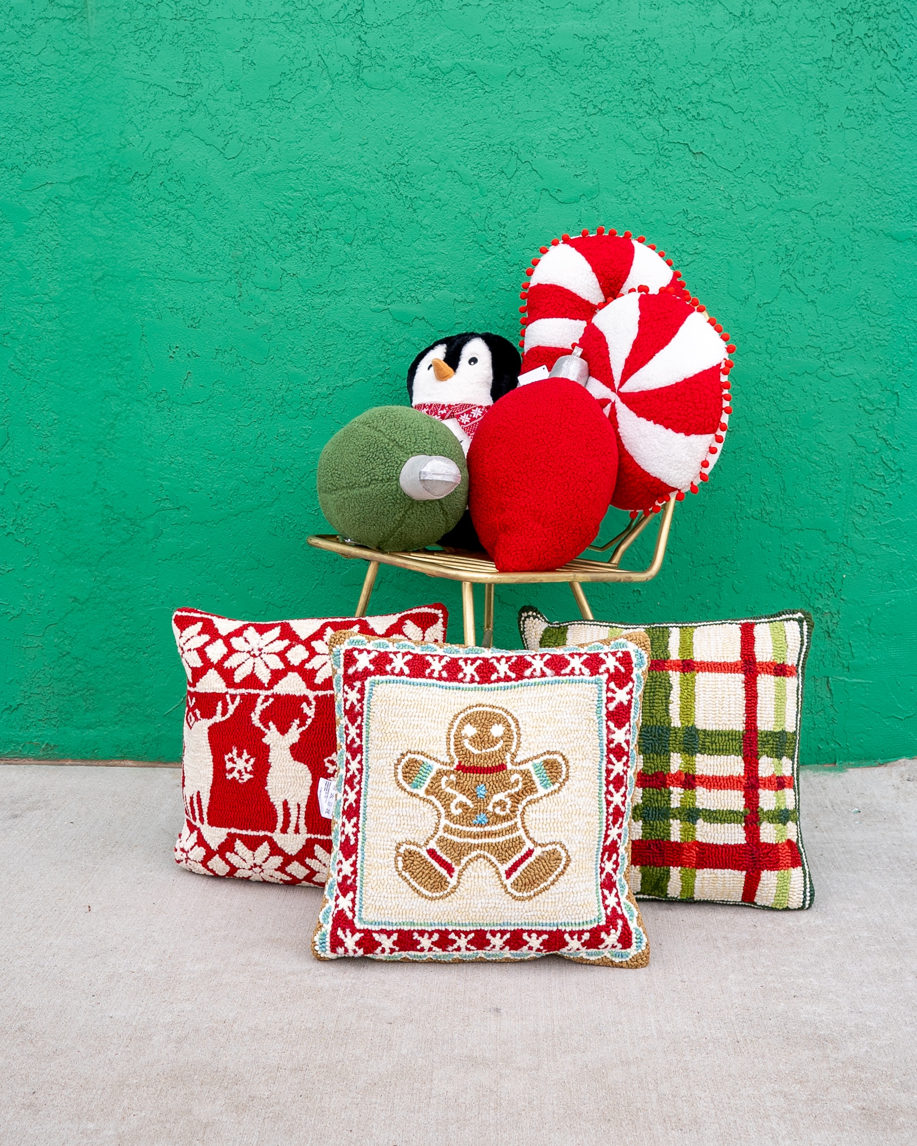 Indoor/Outdoor Gingerbread Man Hooked Accent Throw Pillow - Image 4